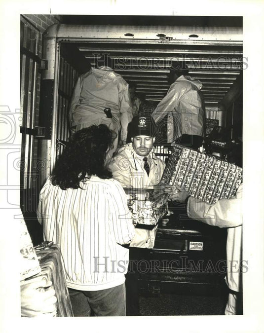 1986 Press Photo Kenner police loading the van for food and toy distribution - Historic Images