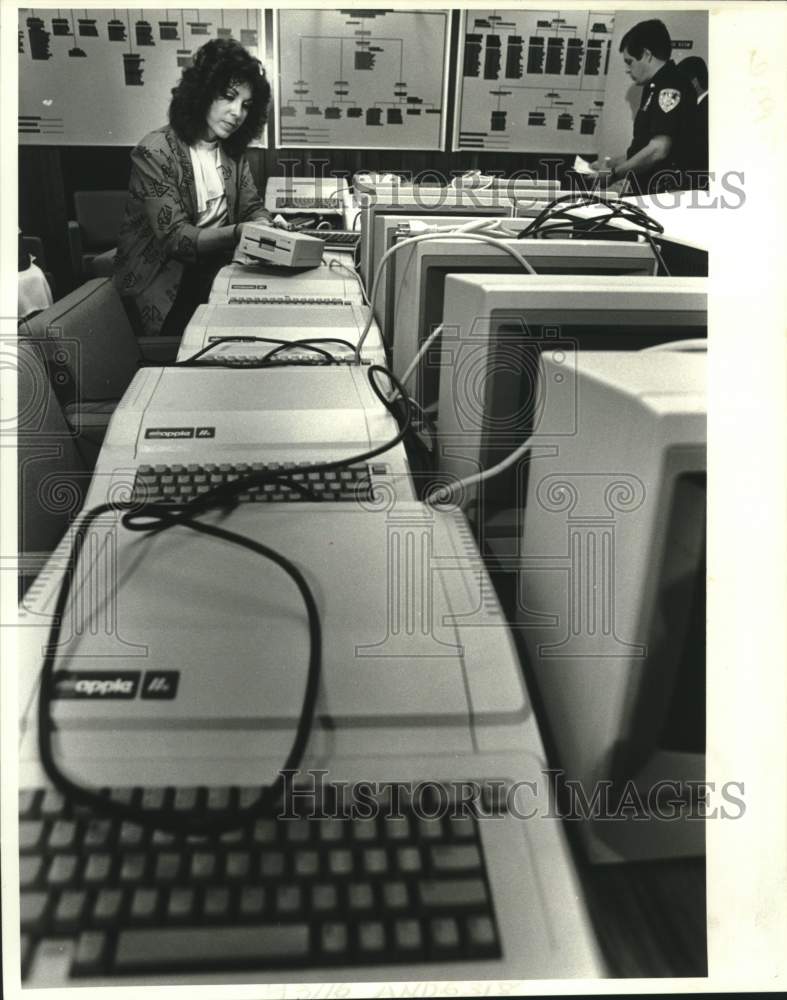 1987 Press Photo Jefferson Parish Sheriff Dept. officers check stolen computers - Historic Images