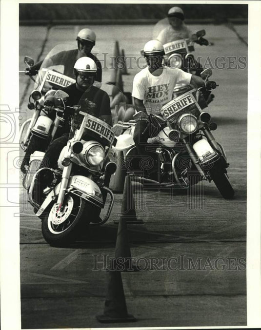 1987 Press Photo Jefferson Parish Sheriff police at Elmwood Center parking lot - Historic Images