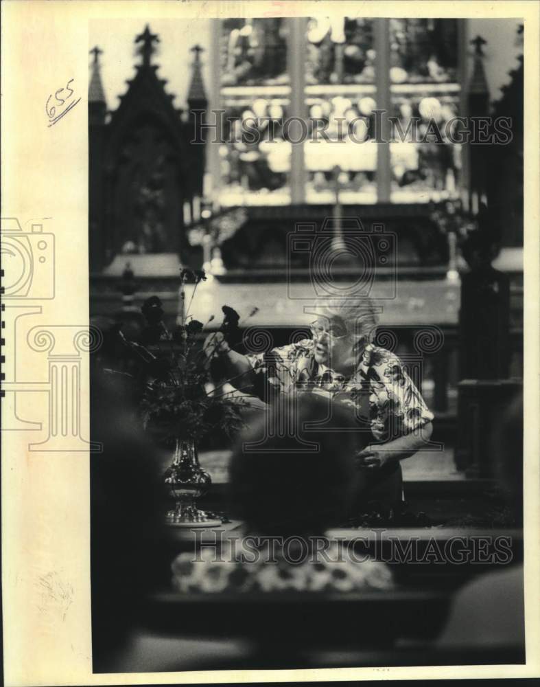 1992 Press Photo Sandra Hynson at Trinity Episcopal Church- Flower Arrangement - Historic Images