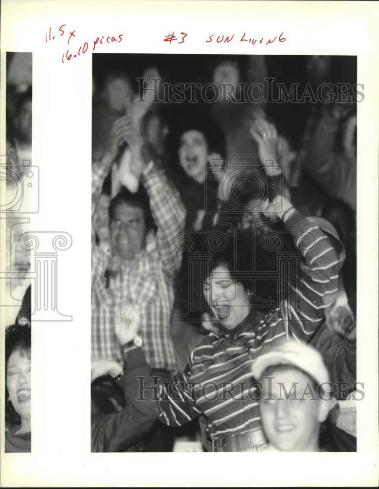 1990 Press Photo Townspeople from Independence cheer for their football team - Historic Images