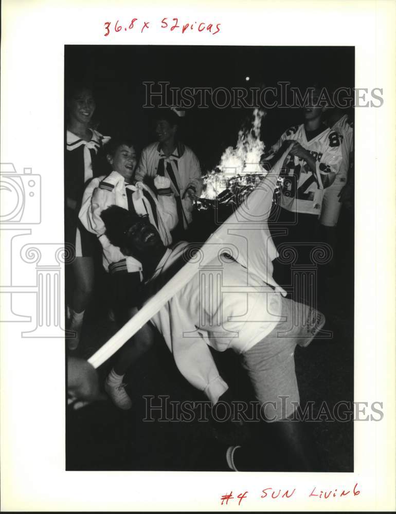 1990 Press Photo Students play limbo at a bonfire for Independence Football Team - Historic Images