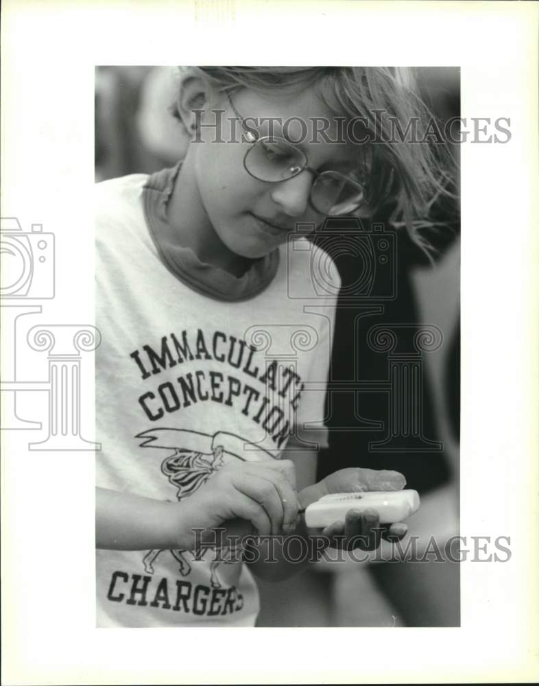 1993 Press Photo Immaculate Conception School student Renee Hymel soaps a screw - Historic Images