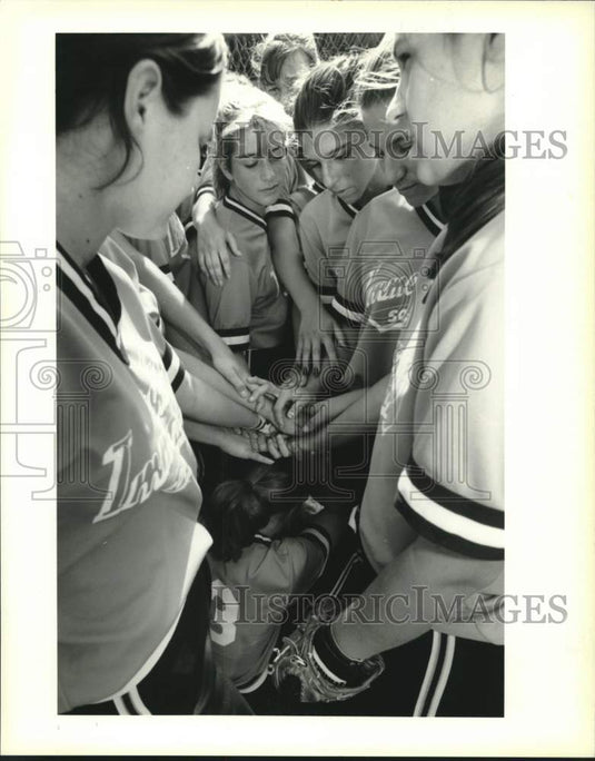 1994 Press Photo Before each game, the girls say prayer before taking the field. - Historic Images