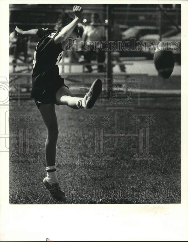 1985 Press Photo Tere Bilnaski in the punt, pass and kick competition. - Historic Images