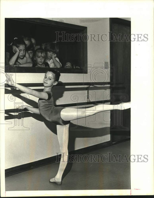 1987 Press Photo Jefferson Ballet dancers watch Kelly McGivern do a warm-up - Historic Images