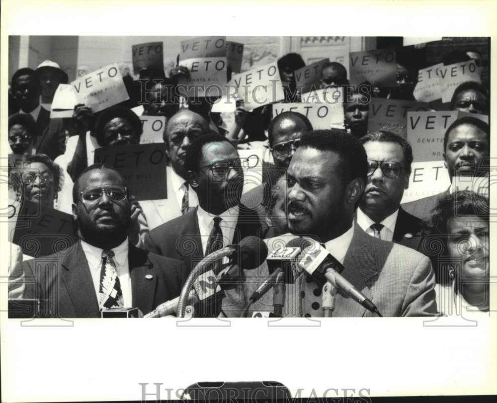 1991 Press Photo Charles Jones speaks on gubenatorial veto of house bill #1 - Historic Images