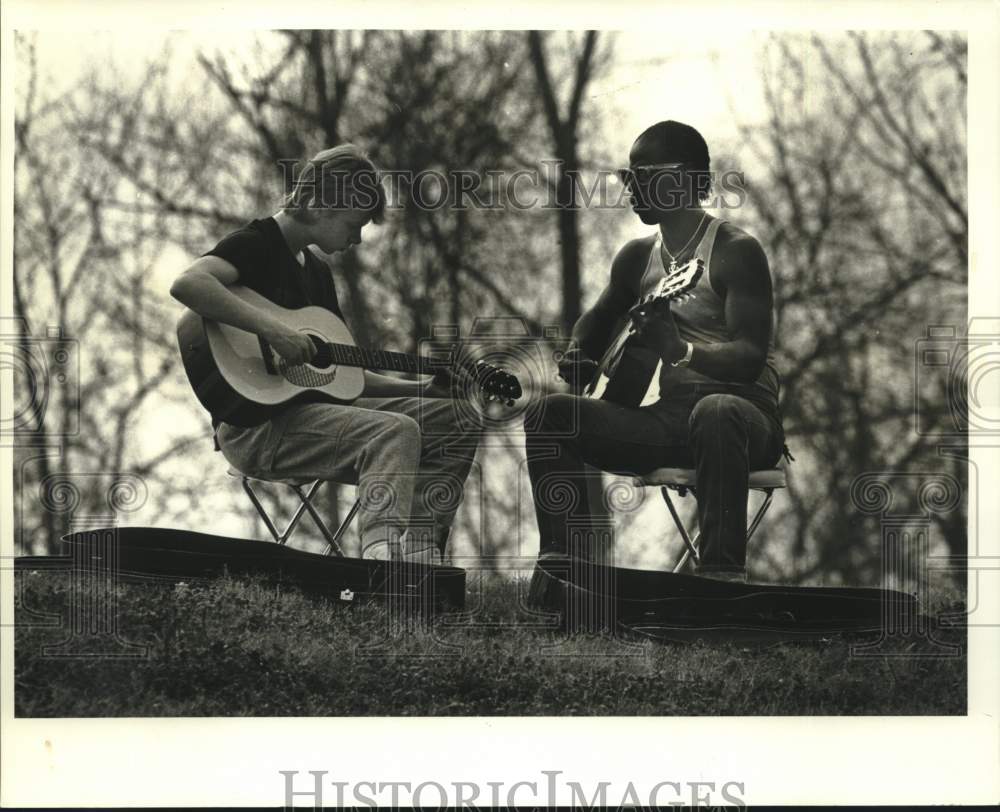 1987 Press Photo Robert McCue jamming with musician and composer Charles Jones - Historic Images