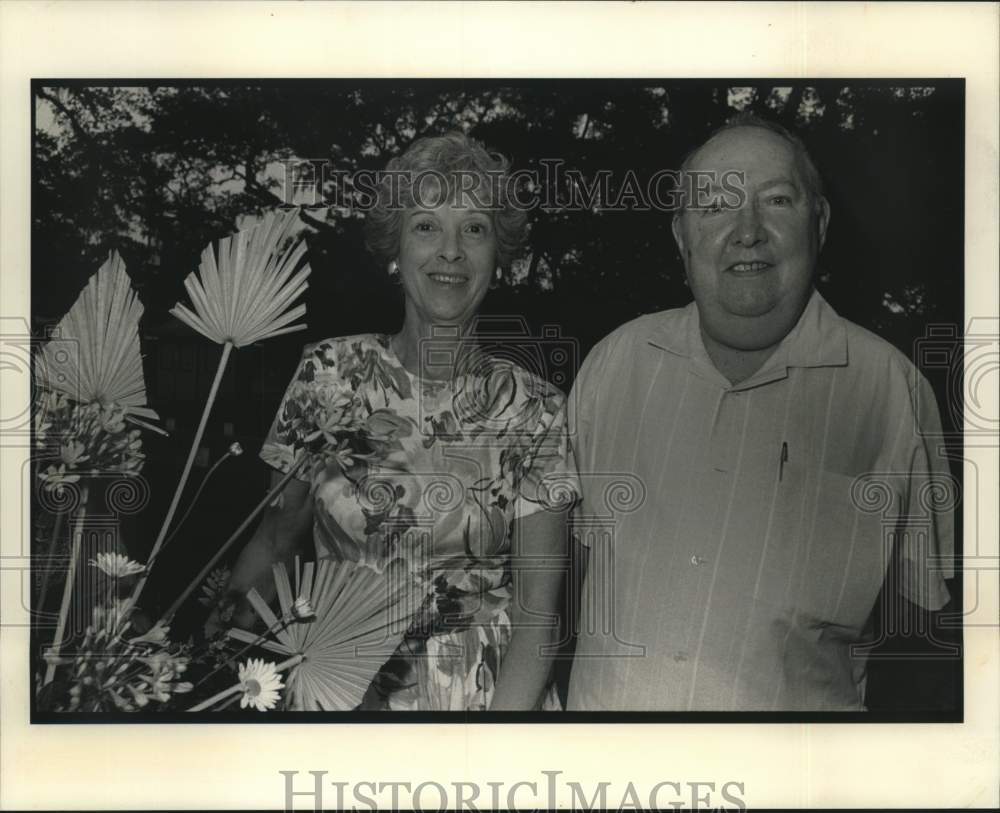 1990 Press Photo Betty Hanbury & Stephen Juneau at Sierran Sunset Event - Historic Images