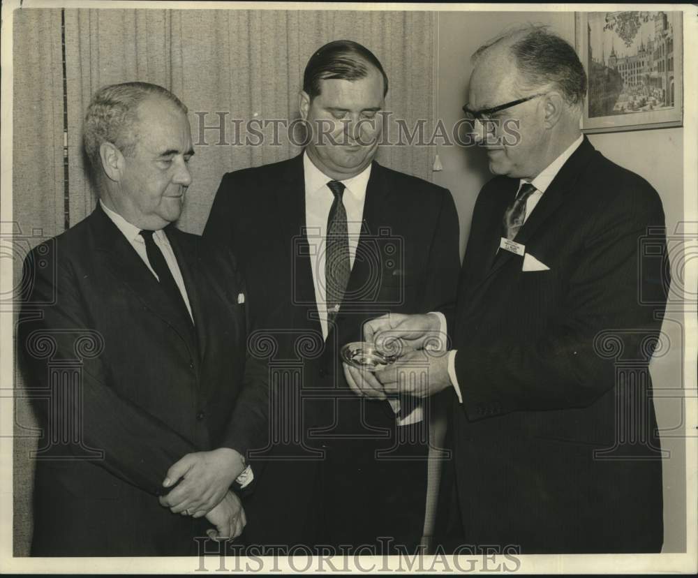 1966 Press Photo International House, receives a replica of the Armada Dish-Historic Images