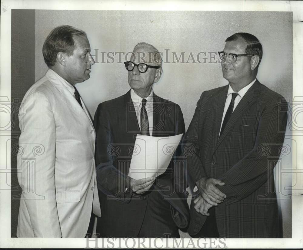 1967 Press Photo Members of International House discuss plans for Trade Mission - Historic Images