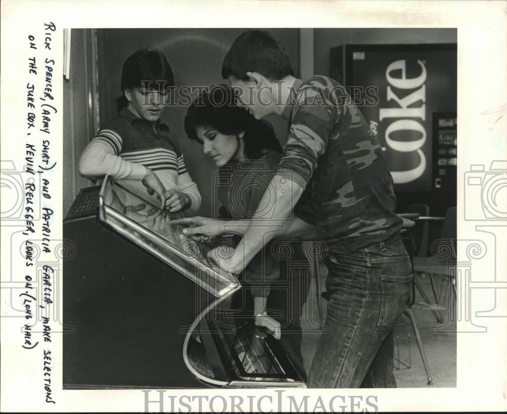 1984 Press Photo Rick Spencer, Patricia Garcia and Kevin Reugger look at jukebox - Historic Images