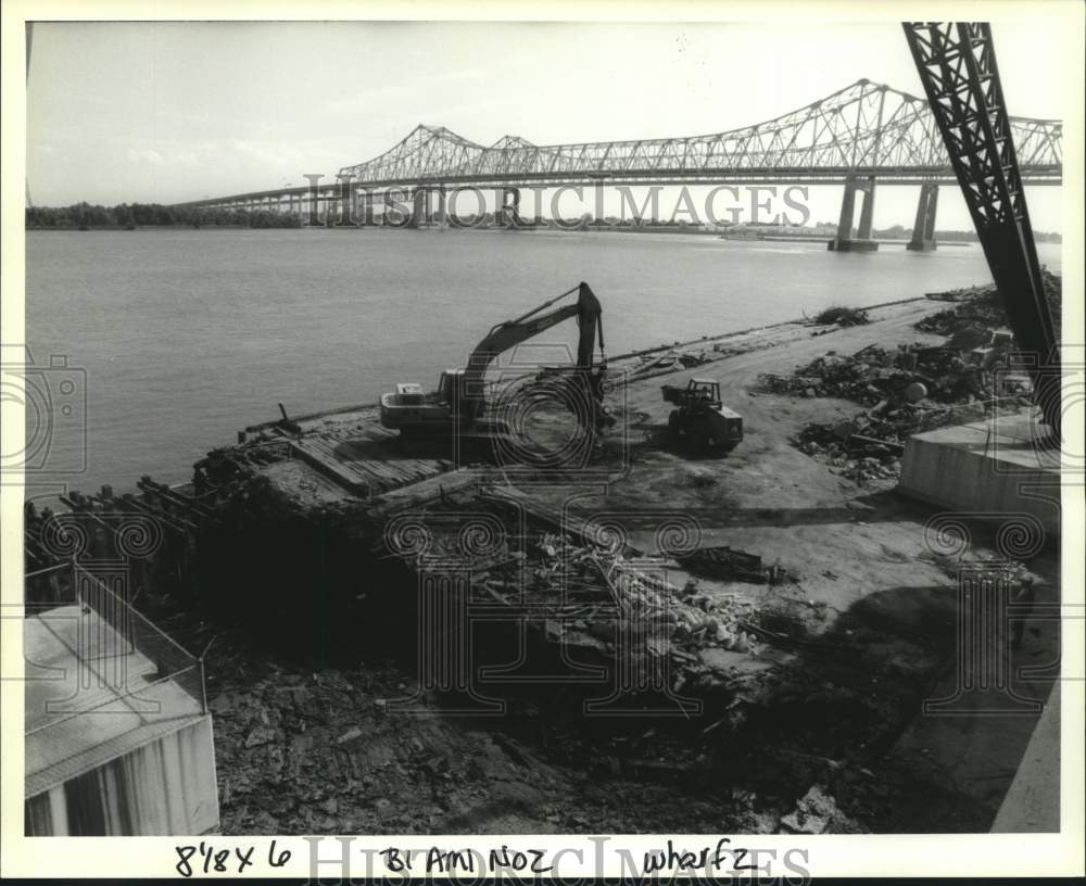 1993 Press Photo Workers remove old timbers from the Julia Street Wharf - Historic Images