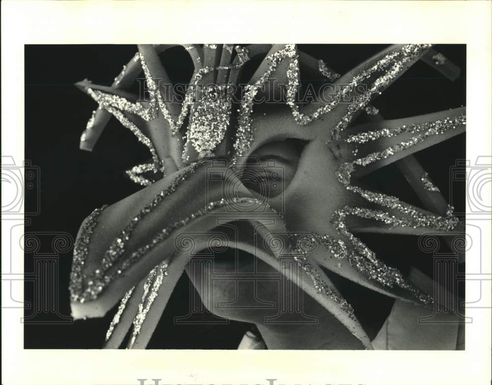 1987 Press Photo Melissa Martin shows her mardi gras mask- Percy Julian School - Historic Images