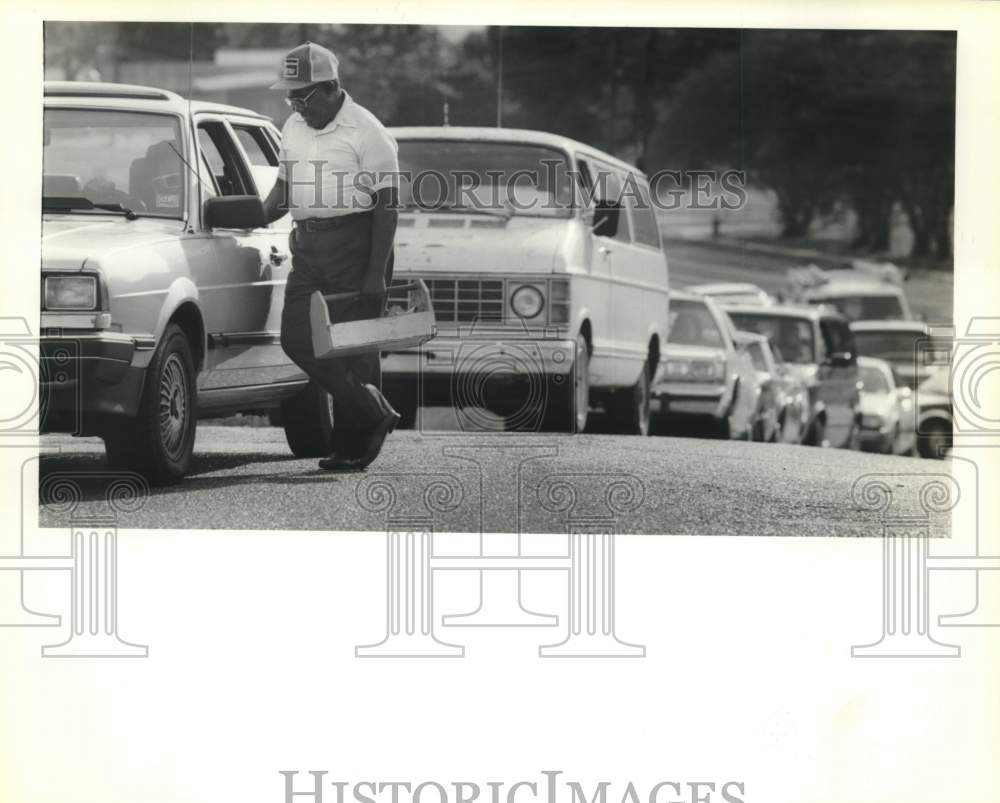 1990 Press Photo Reverend Henry Jones waiting to board the ferry in Lutchwer - Historic Images