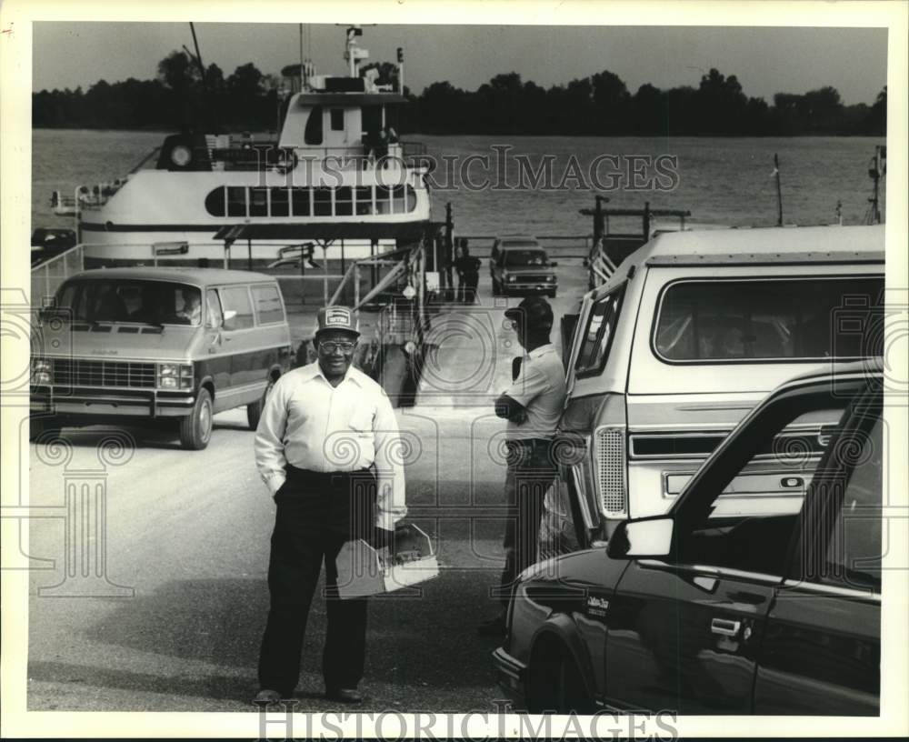 1990 Press Photo Peanut vendor Rev. Henry Jones waits on Luther Ferry landing - Historic Images