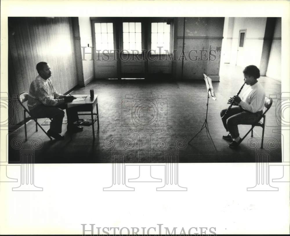 1990 Press Photo Clarinet player Myesha Francis plays for teacher Herman Jones - Historic Images