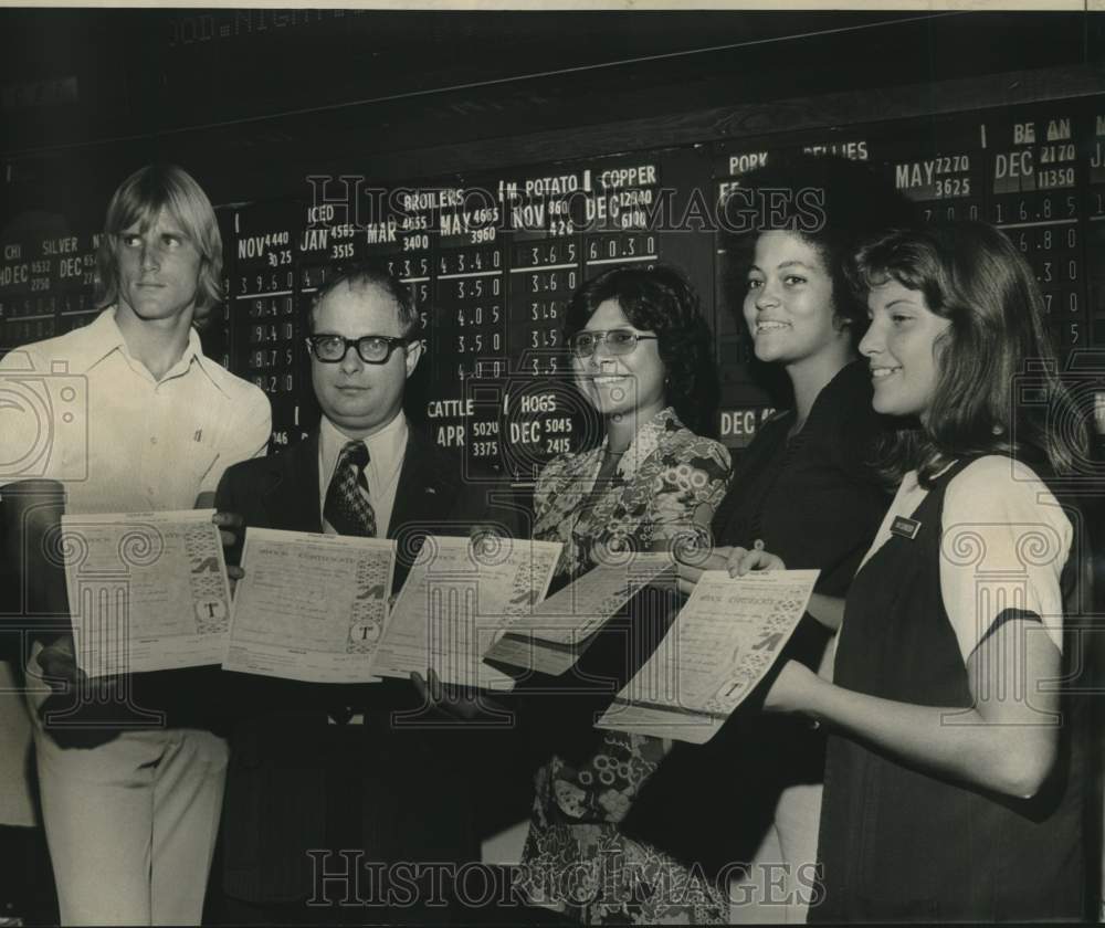 1974 Press Photo Junior Achievement members in public sale of company stock.-Historic Images