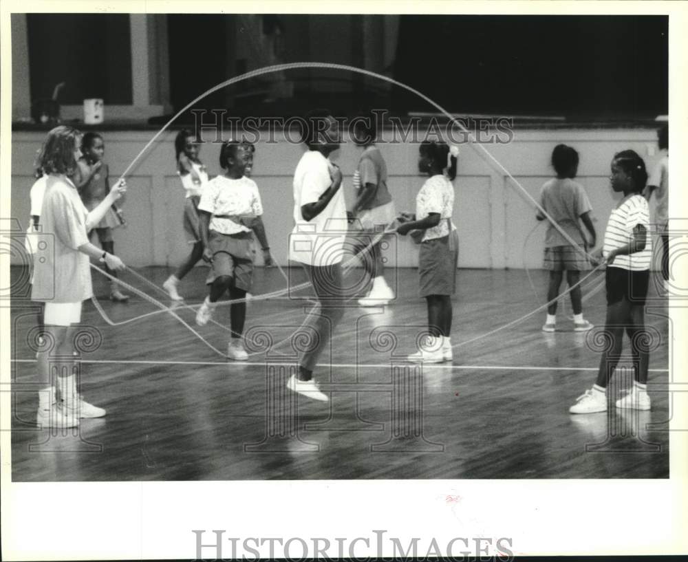 1993 Press Photo Double dutch instructor Ernestine Albert jumping rope - Historic Images