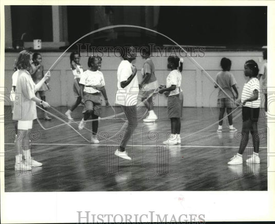 1993 Press Photo Double dutch instructor Ernestine Albert jumping rope - Historic Images