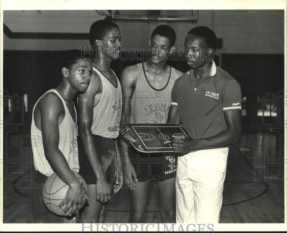 1985 Press Photo Ken Jones, Jesuit basketball coach with players - nob42401 - Historic Images