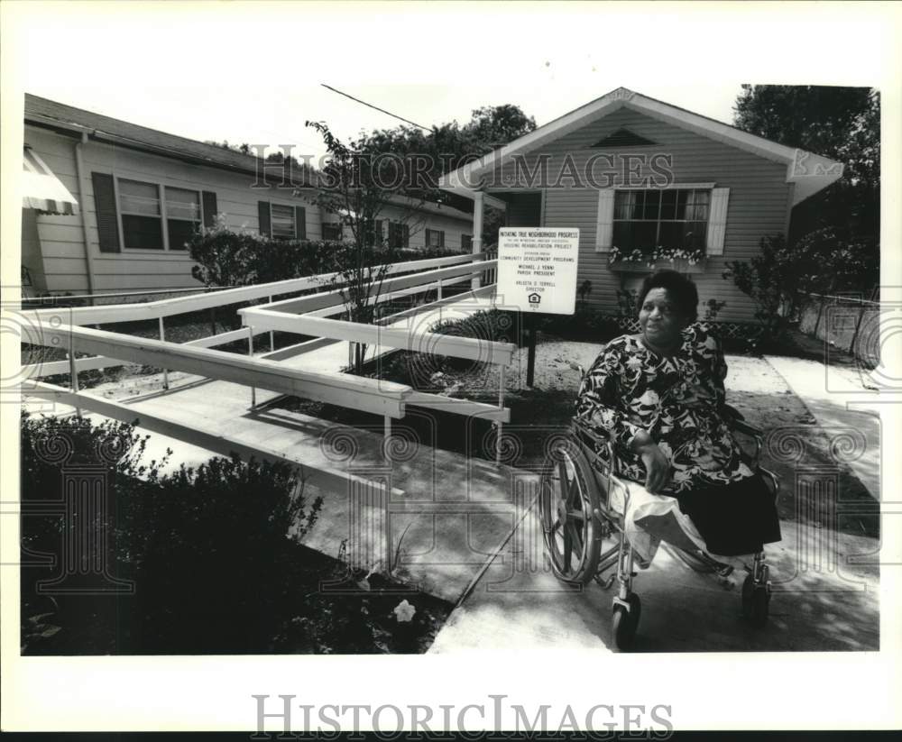 1990 Press Photo Disabled Jessie Jones at her Jefferson Parish home - Historic Images