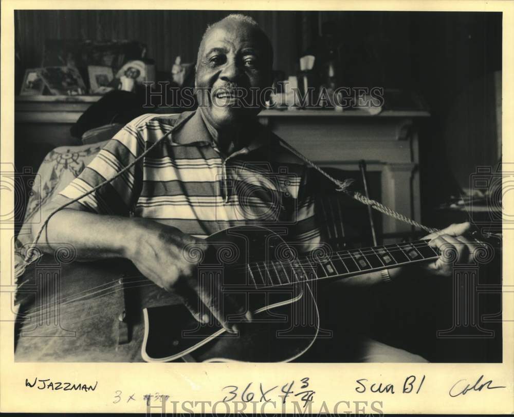 1990 Press Photo Musician John L. Jones at Home in New Orleans - Historic Images