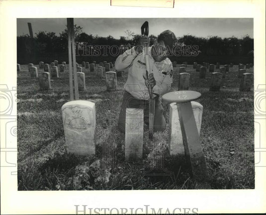 1989 Press Photo George Jones, a worker at Chalmette National Cemetary at work. - Historic Images
