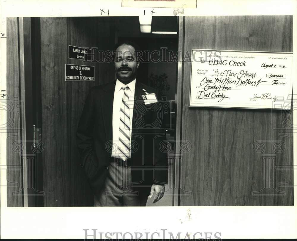 1987 Press Photo Larry Jones, Director, in the doorway at his office. - Historic Images