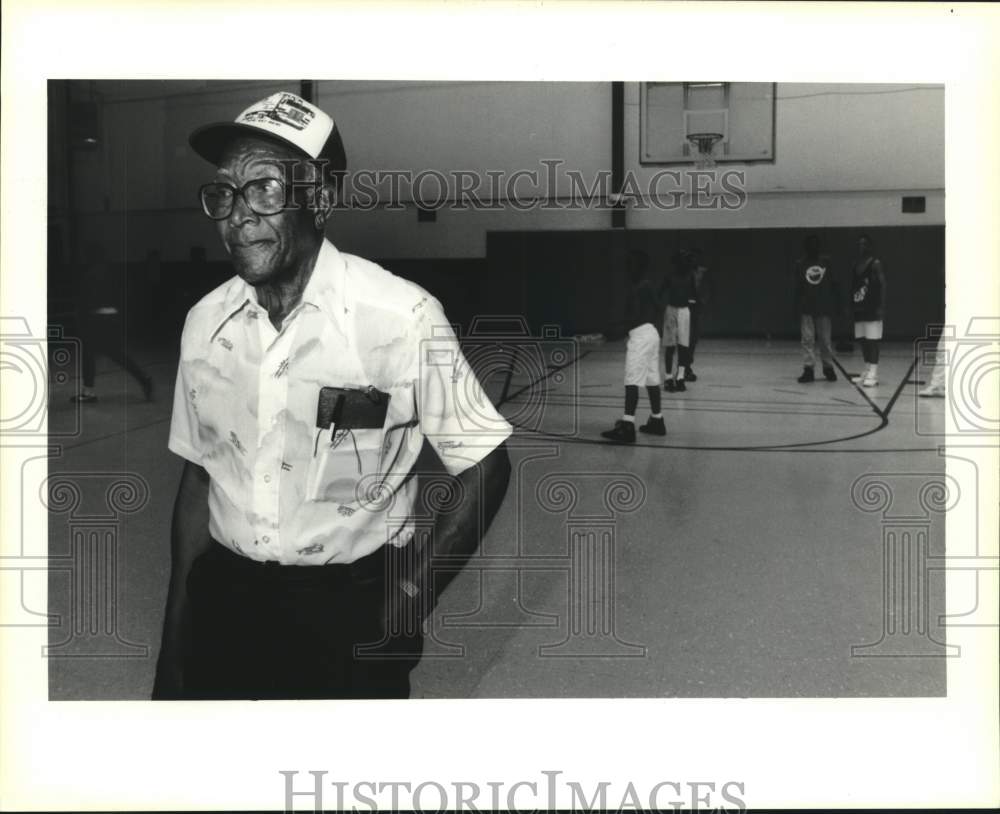 1991 Press Photo Louis Jones retiring after 22 years as volunteer coach, Kenner. - Historic Images