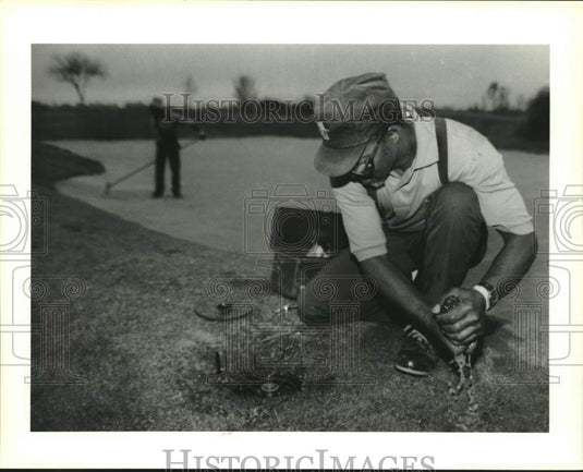 1993 Press Photo Loyce Jones irrigation technician at English Turn works on leak - Historic Images