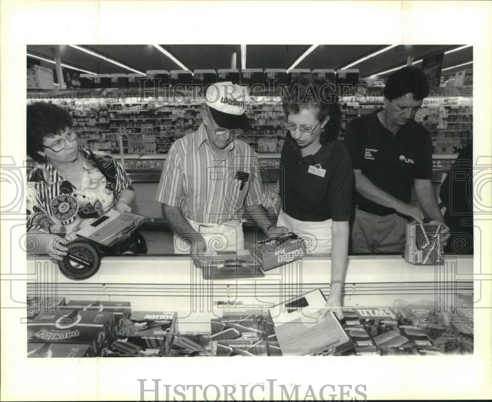 1993 Press Photo Margaret Jones works with Victor NunezIII at the supermarket. - Historic Images