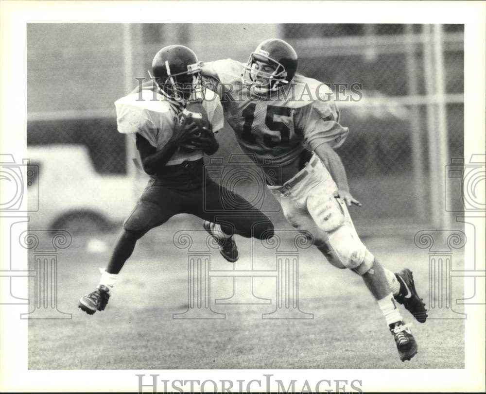 1991 Press Photo Maurice Jones, Carver catches the ball in mid-air at scrimmage. - Historic Images