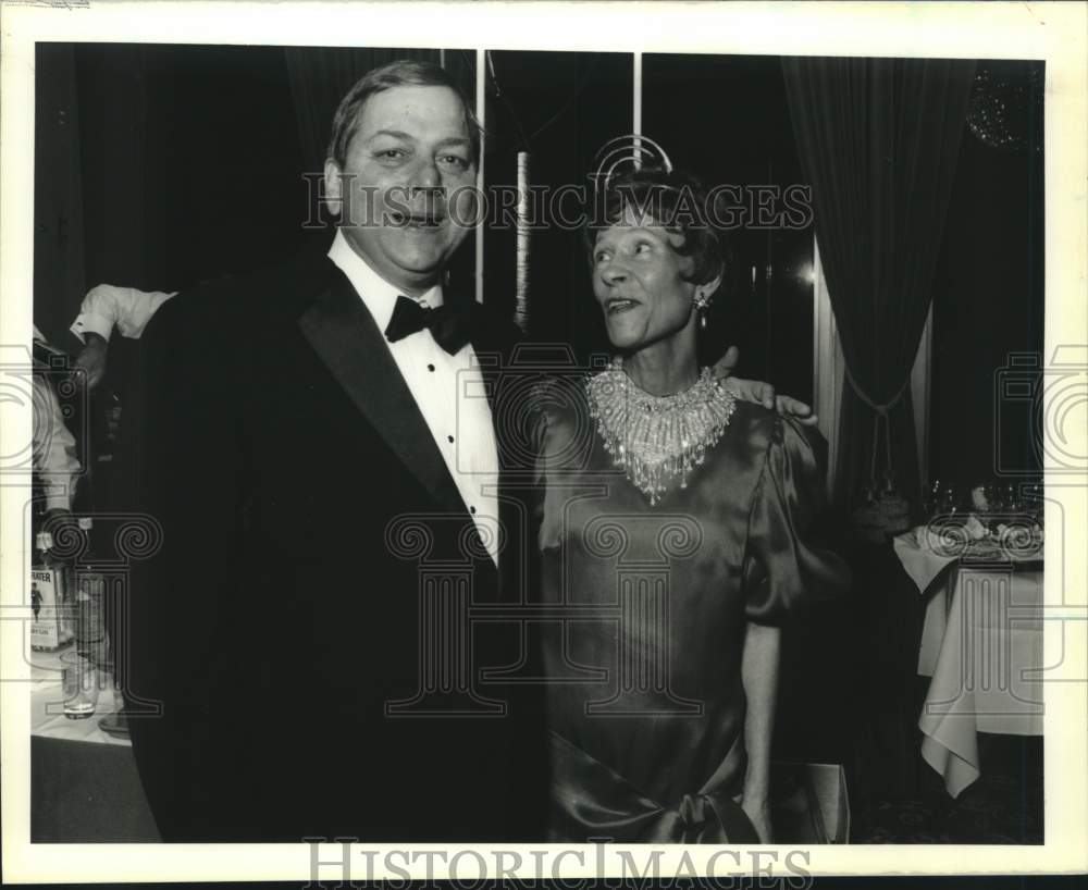 1988 Press Photo Merrick and Elaine Jones at Plimsol Club Debutant Party. - Historic Images