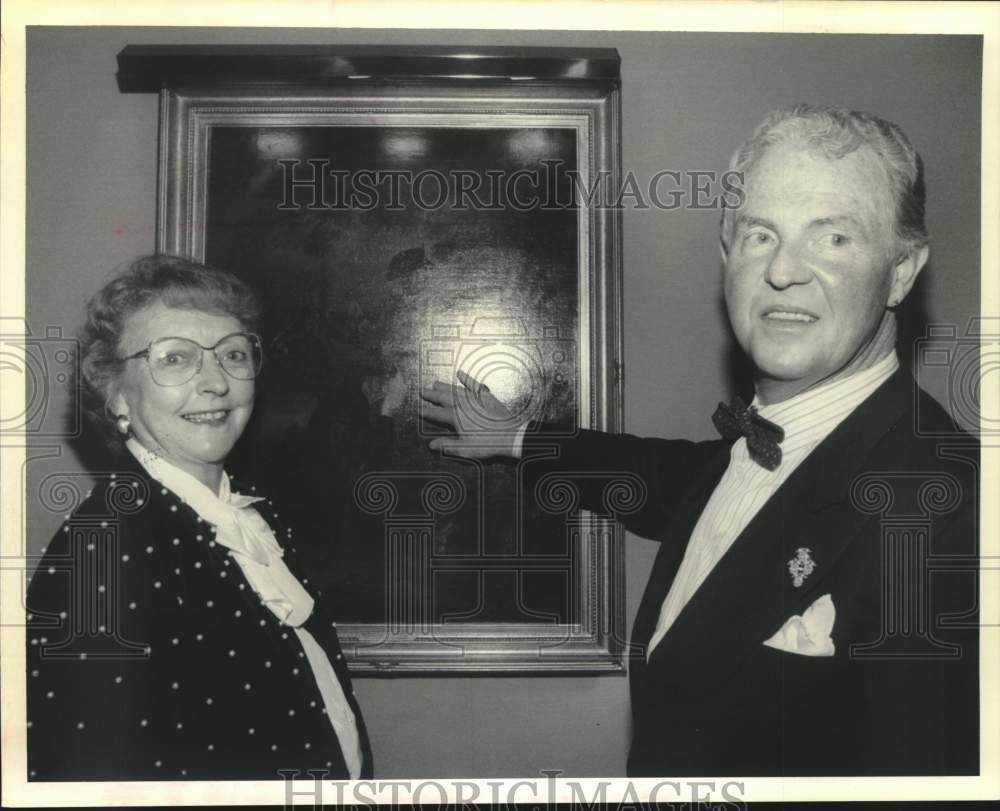 1992 Press Photo Flo Lanier and Melvin Jones pointing out detail in a painting. - Historic Images