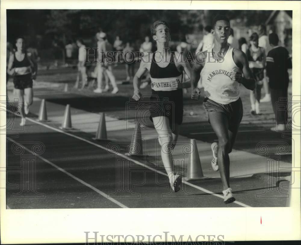 1990 Press Photo Mandeville&#39;s Elton Jones leads the field in the 1500 meter run - Historic Images