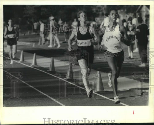 1990 Press Photo Mandeville's Elton Jones leads the field in the 1500 meter run - Historic Images