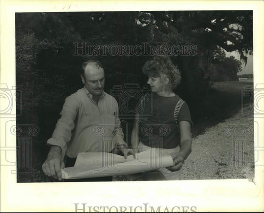 1988 Press Photo Finas Jones & Ann DeBois, oppose rezoning of a 70 acre site - Historic Images