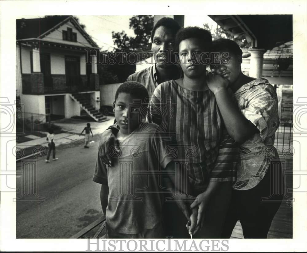 1987 Press Photo Gary Jones and family at their temporary home on Tonti Street - Historic Images