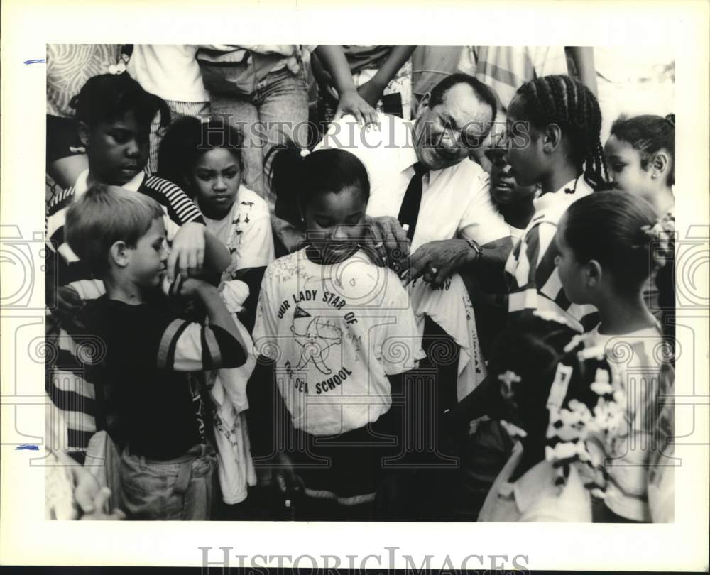 1990 Press Photo Curtis Jones with students of Our Lady Star of the Sea - Historic Images