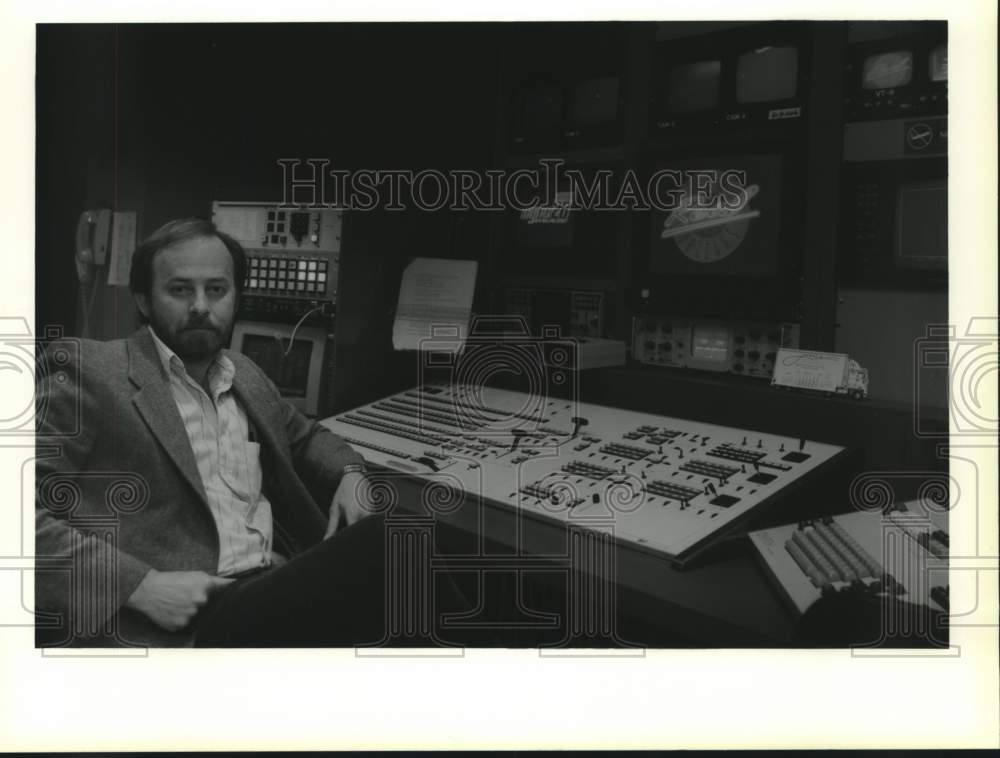 1990 Press Photo David Jones, producer of the WGNO TV Station - Historic Images