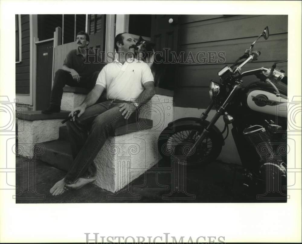 1994 Press Photo Dennis Jones sits with Brett Kline on their Dauphine St. stoop - Historic Images