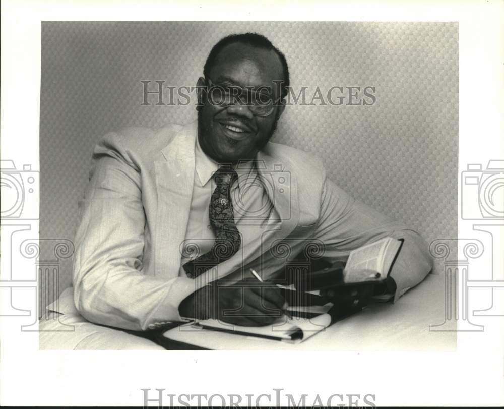 1987 Press Photo Reverend Edward Jones at Clarion Hotel for convention - Historic Images