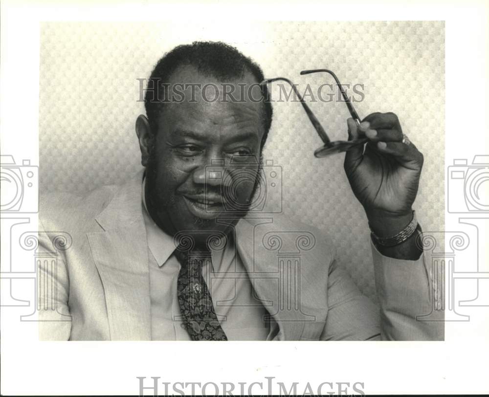 1987 Press Photo Reverend Edward Jones at Clarion Hotel for a convention - Historic Images