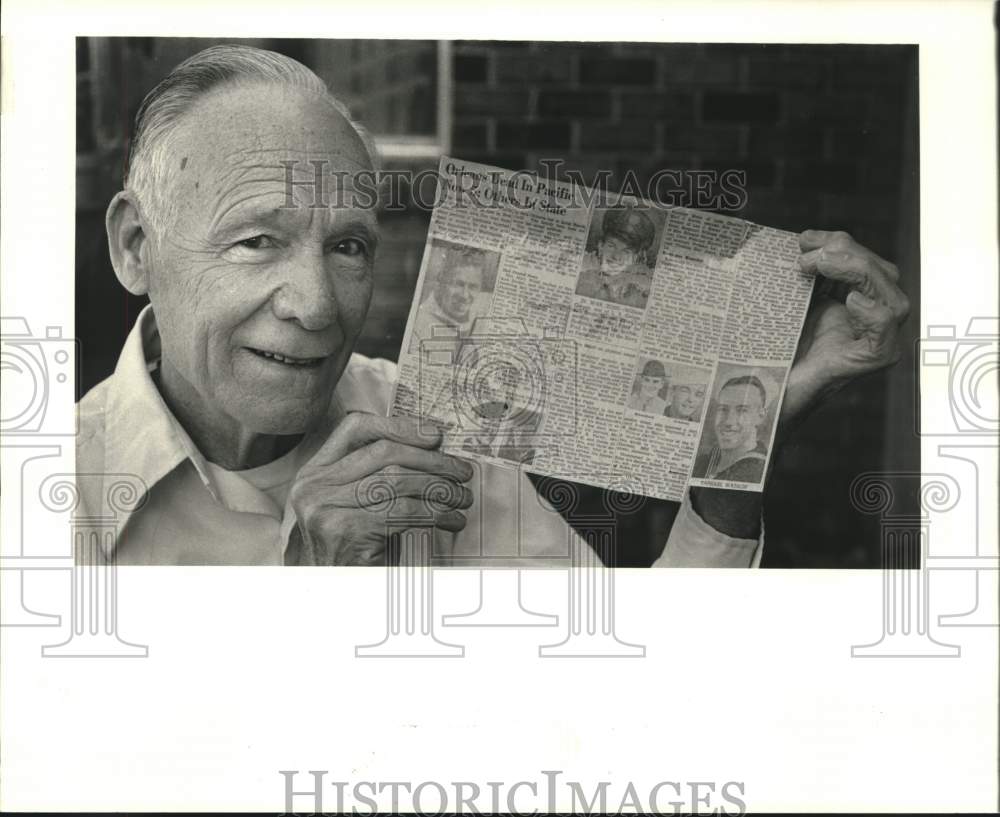 1985 Press Photo Ed Jones shows newspaper announcing his death at Pearl Harbor - Historic Images