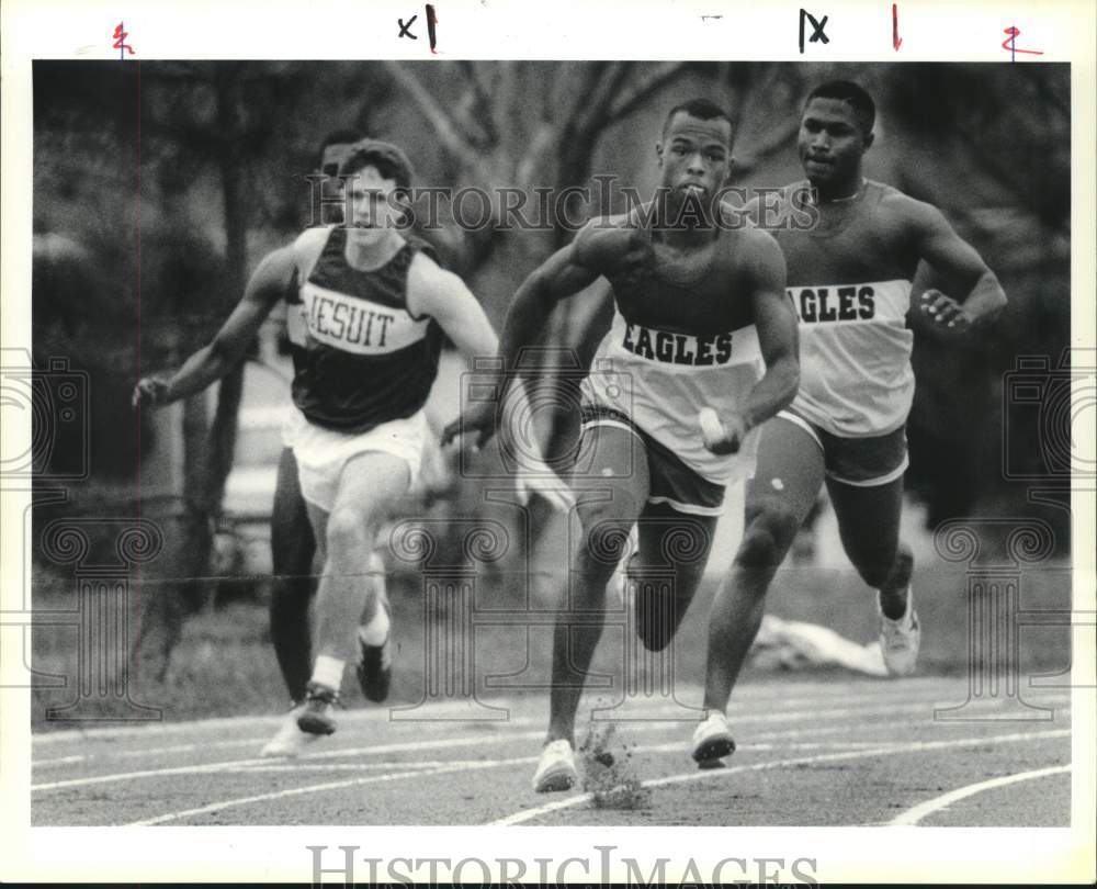 1991 Press Photo Shaw sprinter Carlos Jones takes the lead in relay. - Historic Images