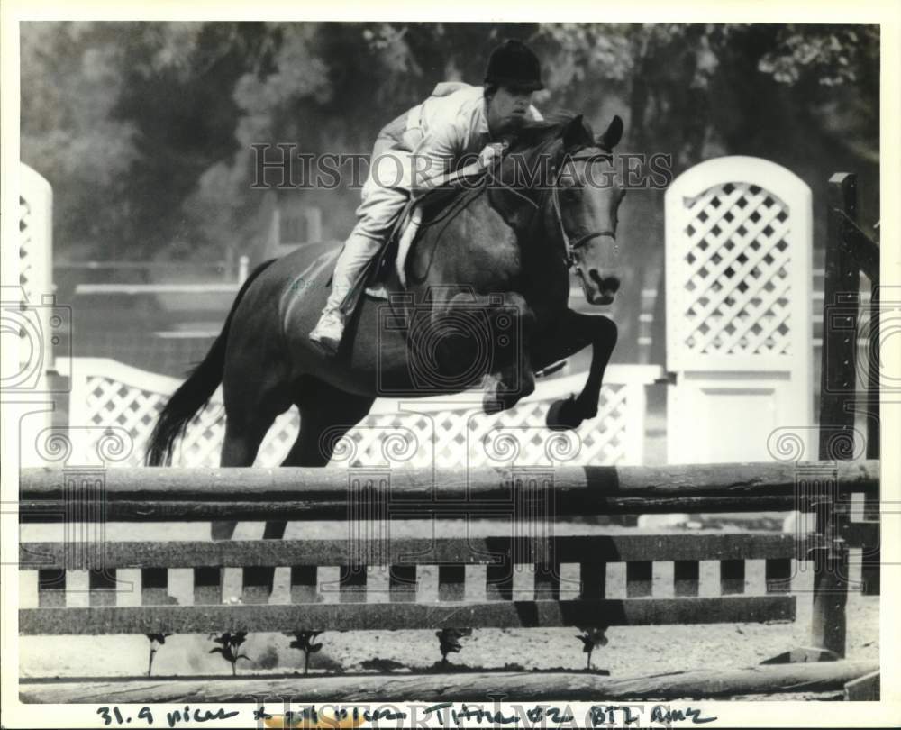 1990 Press Photo Ginger Thompson jumps her horse &quot;Grand Slam&quot; over a rail - Historic Images