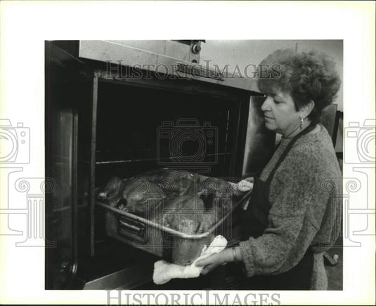 1994 Press Photo Marina Wharf Restaurant chef Irene Juneau pulls a pan of turkey - Historic Images