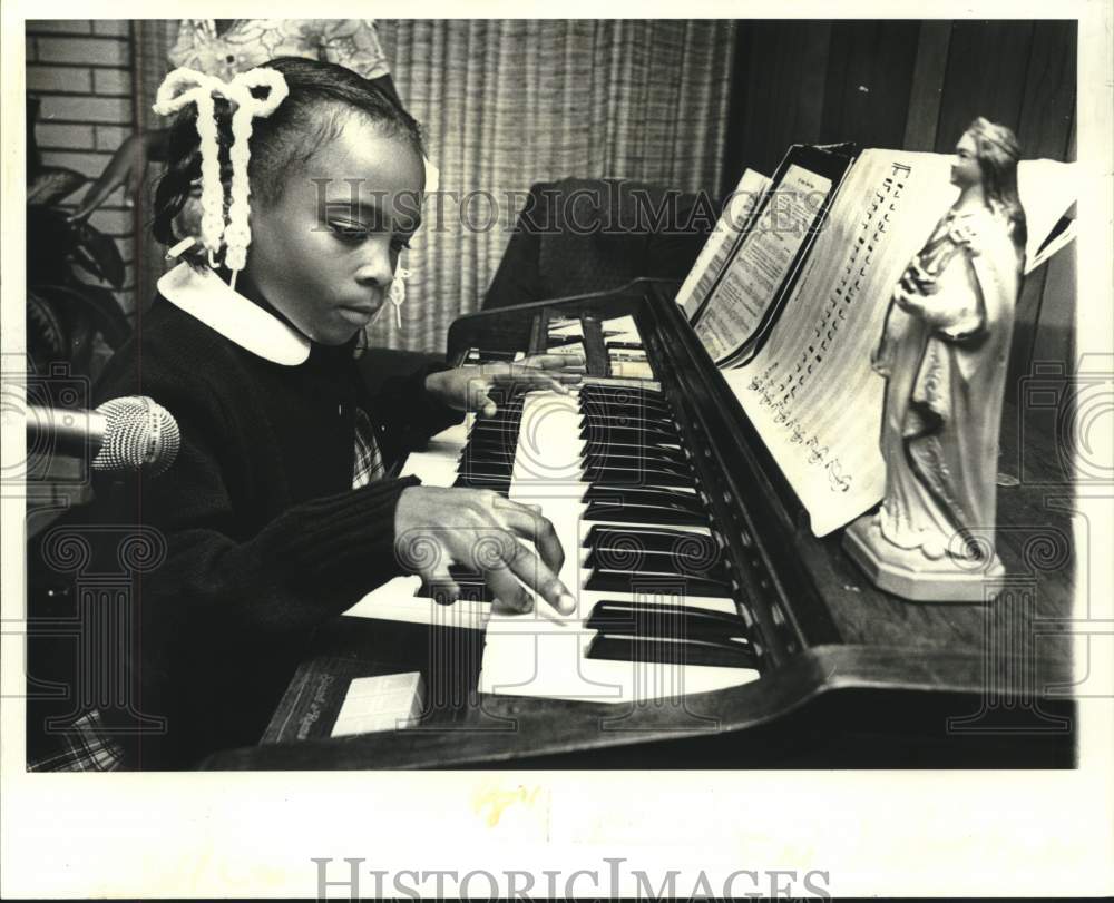 1981 Press Photo Church choir organist Ceandry Jones composes her own songs - Historic Images