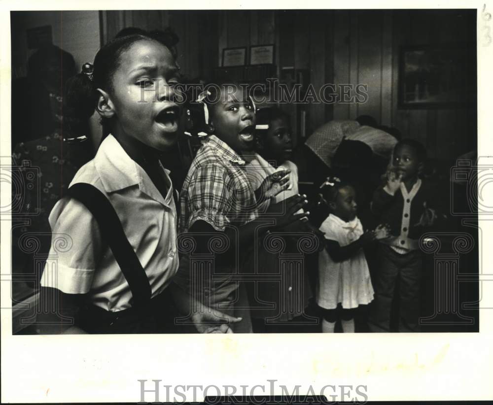 1981 Ceandry Jones&#39; fellow choristers sing church with gusto - Historic Images